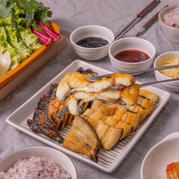 자포니카 손질 민물장어 1kg 손질후 700g + 소스2 +소금 + 생강채