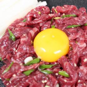 1등급 암소 한우 냉장 육회 200g x2팩 + 간장소스 2팩 증정 (한우 설깃살) (카드 13,570원/무료)